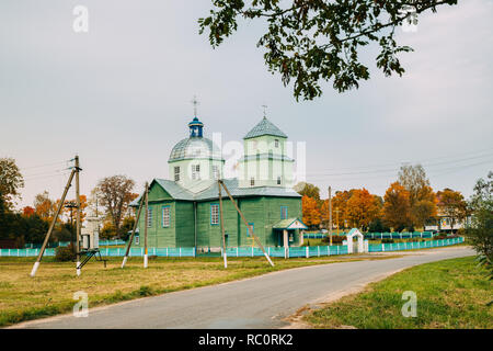 Porplishte Dokshitsy Vitsebsk, distrito, región, Bielorrusia. Antigua iglesia de madera de la transfiguración. Famosos. Foto de stock