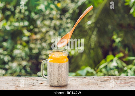 La semilla de chía budín con leche de almendras y mango fresco topping con cuchara LEVITANTE