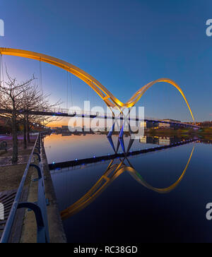 Puente de infinito al anochecer, Stockton on Tees, Tees Valley, England, Reino Unido Foto de stock