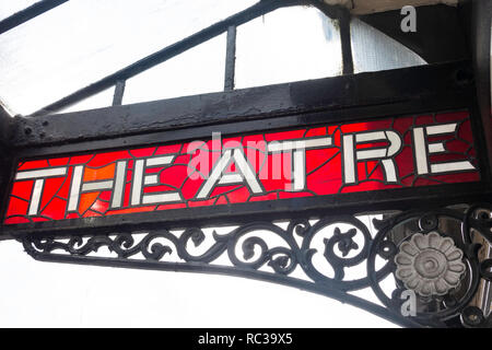 Signo de teatro en Harrogate, Oxford Street, Harrogate, North Yorkshire, Inglaterra, Reino Unido Foto de stock