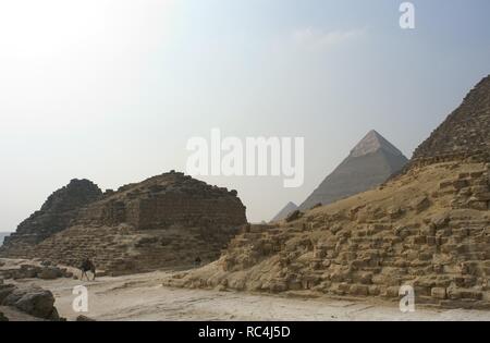 Egipto. Pirámides satélite de la Gran Pirámide de Khufu o Keops, conocido como las pirámides de las Reinas. De derecha a izquierda: pirámide G 1-a, atribuido a Hetepheres I (la madre de la pirámide de Keops) G 1-b atribuye a Meritites I, y la Pirámide G1-c atribuido a Henutsen (madre de Khufu y Khafre La tercera esposa) . Iv dinastía. 26ª siglo A.C. el antiguo reino. Giza. Foto de stock