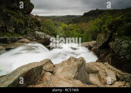 La cascada del Diablo, la garganta de Gualtaminos, valle del Tiétar, Villanueva de la Vera, Cáceres, Extremadura, España, Europa. Foto de stock