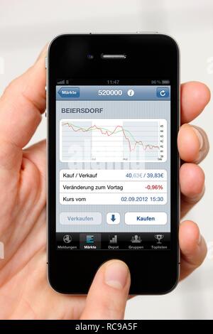 El Iphone, el teléfono inteligente, información sobre los precios de las acciones, app en la pantalla Foto de stock
