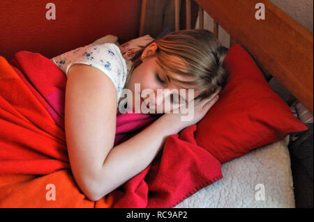 Jugendliches Mädchen schläft en ihrem Zimmer | joven adolescente dormía en su cama Foto de stock