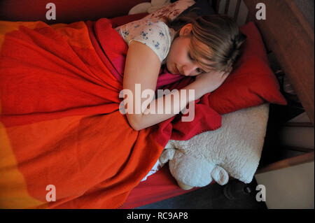 Jugendliches Mädchen schläft en ihrem Zimmer | joven adolescente dormía en su cama Foto de stock