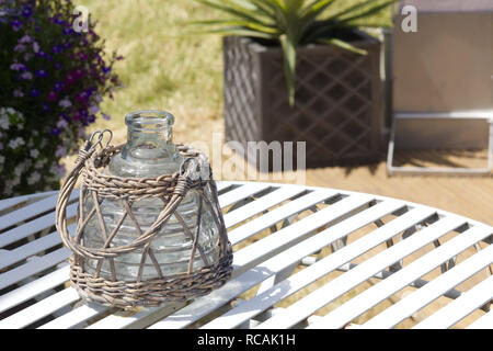 Portavelas de vidrio sobre una mesa jardín de stock - Alamy