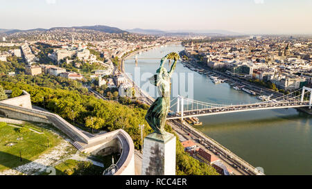 Estatua de Libertad Szabadság szobor, Ciudadela, Budapest, Hungría