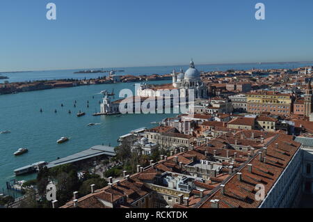 Vistas aéreas de la torre campanario de la Basílica de la Salud, el Gran Canal y el punto de aduana en Venecia. Viajes, vacaciones, Arquitectura. M Foto de stock