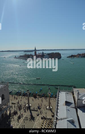 Vistas aéreas desde El Campanille Torre del muelle en la Plaza de San Marcos y de la isla de San Giorgio Maggiore en Venecia. Viajes, vacaciones, Architectu Foto de stock