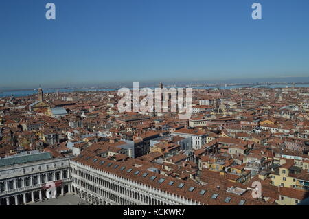 Vistas aéreas desde el campanario Torre sobre los tejados de los edificios de estilo veneciano en Venecia. Viajes, vacaciones, Arquitectura. Marzo 27, 2015. Venecia, R Foto de stock