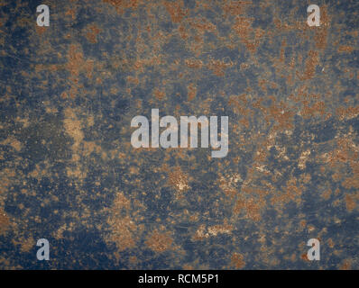 La textura de la corrosión en la superficie metálica azul del viejo barril Foto de stock