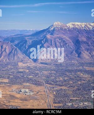 Vista aérea de los paisajes de las Montañas Rocosas montañas Wasatch en vuelo por encima de Colorado y Utah durante el invierno. Grand amplias vistas cerca del Gran Lago Salado, Foto de stock