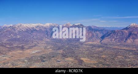 Vista aérea de los paisajes de las Montañas Rocosas montañas Wasatch en vuelo por encima de Colorado y Utah durante el invierno. Grand amplias vistas cerca del Gran Lago Salado, Foto de stock