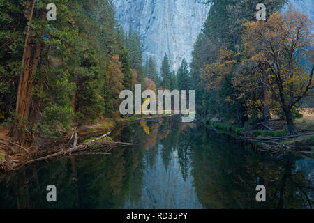 El río Merced, fluye a través del valle de Yosemite en el otoño. California, EE.UU.