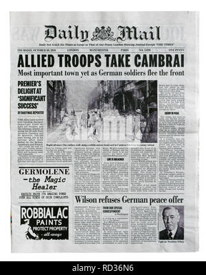 Reproducción de la portada del Daily Mail del 10 de octubre de 1918 con el título Las tropas aliadas toman Cambrai Foto de stock