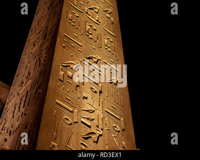 Jeroglíficos detalles sobre el gran obelisco en el Templo de Luxor Egipto Foto de stock