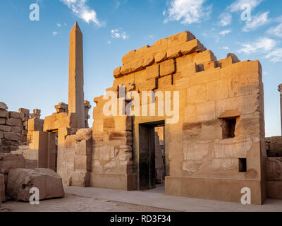 Templo de Karnak en Luxor Karnak conocido como con el gran obelisco y antiguos jeroglíficos en las paredes de piedra Foto de stock
