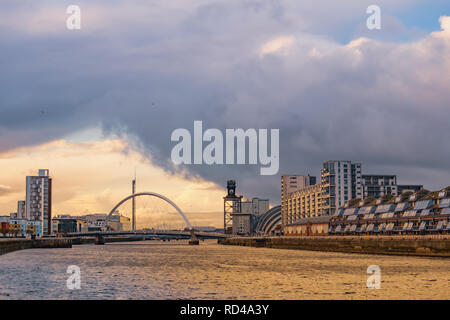 Glasgow, Escocia, Reino Unido. El 16 de enero de 2019. El clima del Reino Unido: El Clyde Arc, cruzando el río Clyde en un día de lluvia helada. Crédito: gorro/Alamy Live News Foto de stock