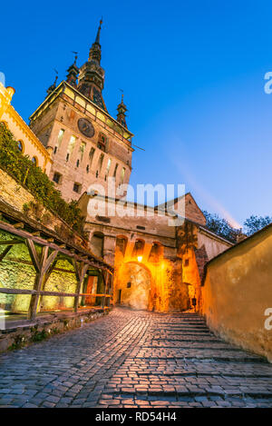 Sighisoara, Transilvania. La torre del reloj y la famosa ciudad fortificada medieval en Rumania.