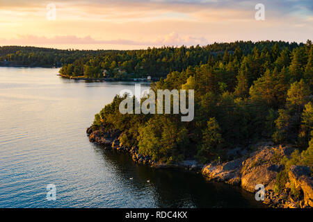 Vista de la costa o el costo de Suecia - archipiélagos cerca de Estocolmo, Suecia.
