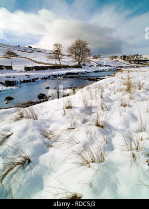 Una nevada vista del río Wharfe en Langstrothdale en los valles de Yorkshire. Foto de stock
