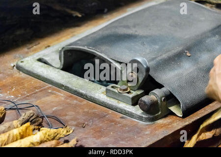 Una Máquina Para Hacer Puros Dentro De Una Fábrica De Cigarros En Estelí,  En Las Montañas Del Norte De Nicaragua Fotos, retratos, imágenes y  fotografía de archivo libres de derecho. Image 81118384