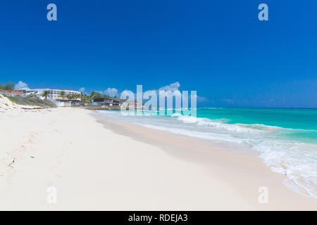 El vacío de la playa blanca en SilverPoint Silver Sands Resort Barbados