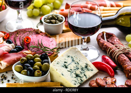 Comida en la mesa. Aperitivo de vino, aceitunas, queso y otros aperitivos, antipasti italianos selección Foto de stock