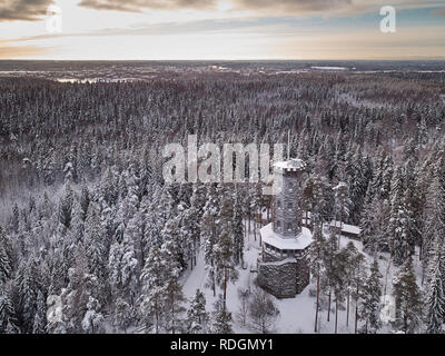 Vista aérea de la torre de observación en el paisaje invernal en Aulanko reserva natural parque en Hämeenlinna, Finlandia. Frosty árboles y bosques nevados alrededor un i