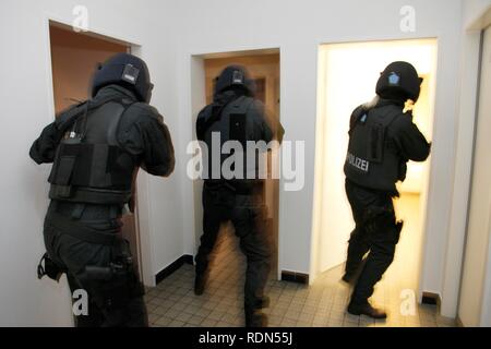 Ensayo de funcionamiento, oficiales de la spezialeinsatzkommando, SEK, una unidad especial de respuesta de la fuerza policial del Estado alemán, Foto de stock