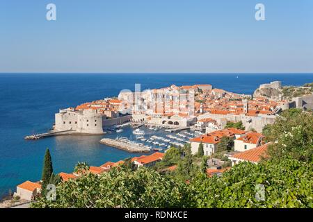 Vista de la histórica ciudad de Dubrovnik desde la montaña de SRD, Dalmacia meridional, Costa del Mar Adriático, Croacia, Europa Foto de stock