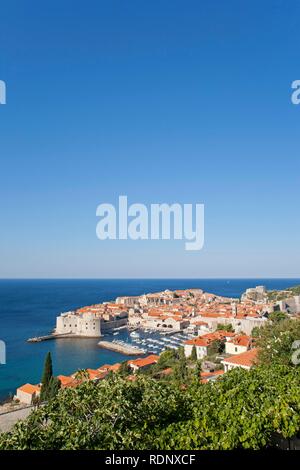 Vista de la histórica ciudad de Dubrovnik desde la montaña de SRD, Dalmacia meridional, Costa del Mar Adriático, Croacia, Europa Foto de stock