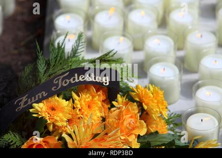 Las letras "Zum Todestag', 'Alemán en conmemoración del aniversario de la muerte', una corona de flores en una tumba Foto de stock