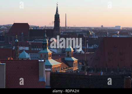 Panorama de Nuremberg con Sebalduskirche al sol de la tarde, Alemania Foto de stock