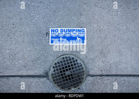 'Ningún dumping, sólo la lluvia por el desagüe" signo en las veredas y las calles de San Francisco Foto de stock