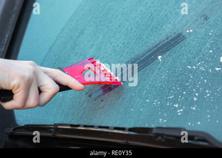 rascador de hielo en el parabrisas de un coche Fotografía de stock - Alamy