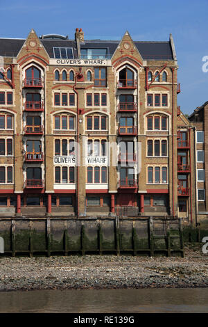 Oliver's Wharf, edificios de apartamentos, en el río Támesis, Docklands en Londres, Reino Unido