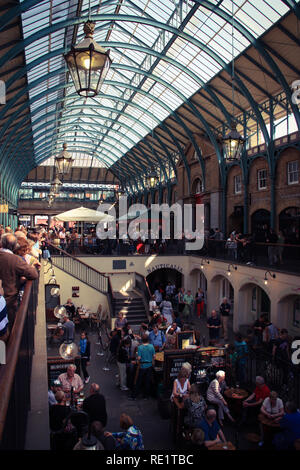 La gente disfruta de la vida en el antiguo mercado de verduras en el Covent Garden de Londres, Reino Unido Foto de stock