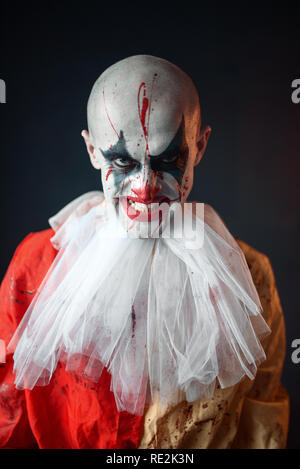 Retrato de mad sangriento payaso, enfrentan en la sangre. Hombre con maquillaje  en Halloween Costume Fotografía de stock - Alamy