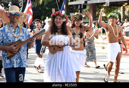 Florida, EE.UU. Del 19 de enero del 2019. Las personas en traje hawaiano marzo anual en el Dr. Martin Luther King, Jr. Day Parade, el 19 de enero de 2019 en Orlando, Florida. (Paul Hennessy/Alamy) Credit: Paul Hennessy/Alamy Live News Foto de stock