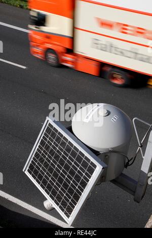 Solar-powered los sensores miden el flujo de tráfico para determinar un atasco de tráfico o para hacer una previsión de la evolución del tráfico Foto de stock
