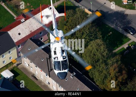BK 117 helicóptero de la policía de la North Rhine-Westphalian policía escuadrón de vuelo durante una misión de vuelo, Renania del Norte-Westfalia Foto de stock