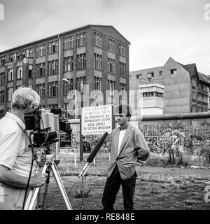 Agosto de 1986, TV entrevista de un ex soldado oriental, el muro de Berlín, Berlín oriental graffitis atalaya, Zimmerstrasse street, en el oeste de Berlín, Alemania, Europa Foto de stock