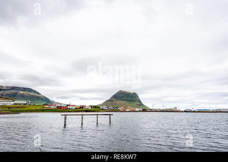 En el horizonte del paisaje urbano, Islandia Grundarfjordur antiguo pueblo pesquero con montañas y fiordos Kirkjufell en la península de Snaefellsnes Foto de stock