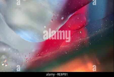 Burbujas de aceite en agua fondo de colores abstractos Foto de stock