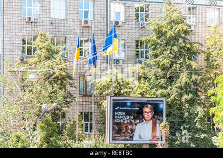 Kiev, Ucrania - Agosto 11, 2018: la publicidad política de los anuncios de banner para firmar Yulia Timoshenko para presidente por la calle en el centro de la ciudad de Kiev con U Foto de stock
