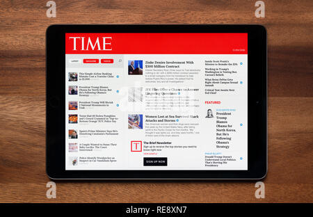 El sitio web de la revista Time es visto en un iPad, que descansa sobre una mesa de madera (uso Editorial solamente). Foto de stock