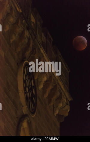 Perth, en Escocia, Reino Unido, 21 de enero, 2019. La sangre de la luna eclipse total de luna ilumina la torre del reloj medieval de St John's Kirk en Perth, Escocia la nueva ciudad. Alan Paterson/Alamy Live News