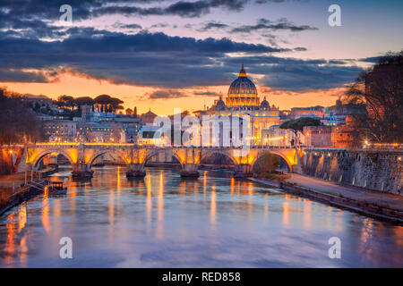 Imagen del paisaje urbano de Roma y la Ciudad del Vaticano con la Basílica de San Pedro durante el hermoso atardecer