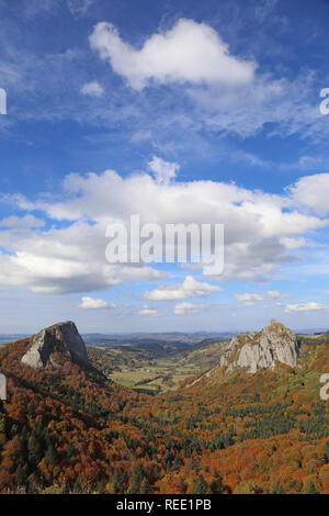 En el paisaje del volcán Puy-de-Dôme Auvernia Francia. Y Tuiliere Sanadoire. Monts du Sancy, Monts dore. Foto de stock